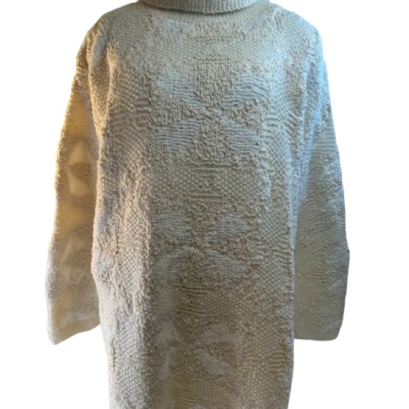 VINTAGE JONES NEW YORK EXCLUSIVE HAND KNIT TURTLE NECK CREAM AND WHITE SWEATER - Picture 3 of 11